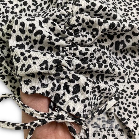 Olivia Rae Leopard Top with Runched tie in the center. - Picture 4 of 5